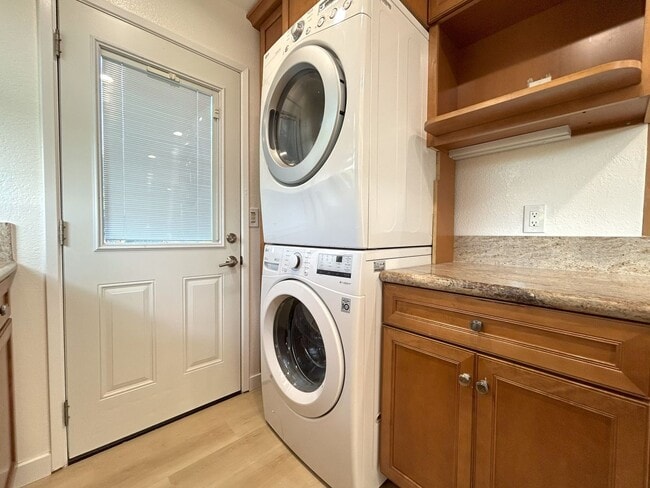 Building Photo - Charming Menlo Park Home in Picturesque Ne...