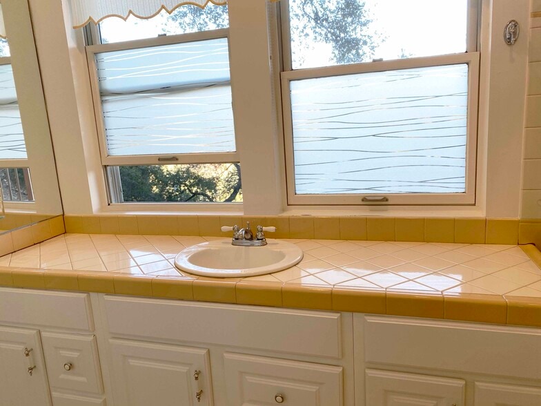 Master bathroom - 21980 Alta Dr