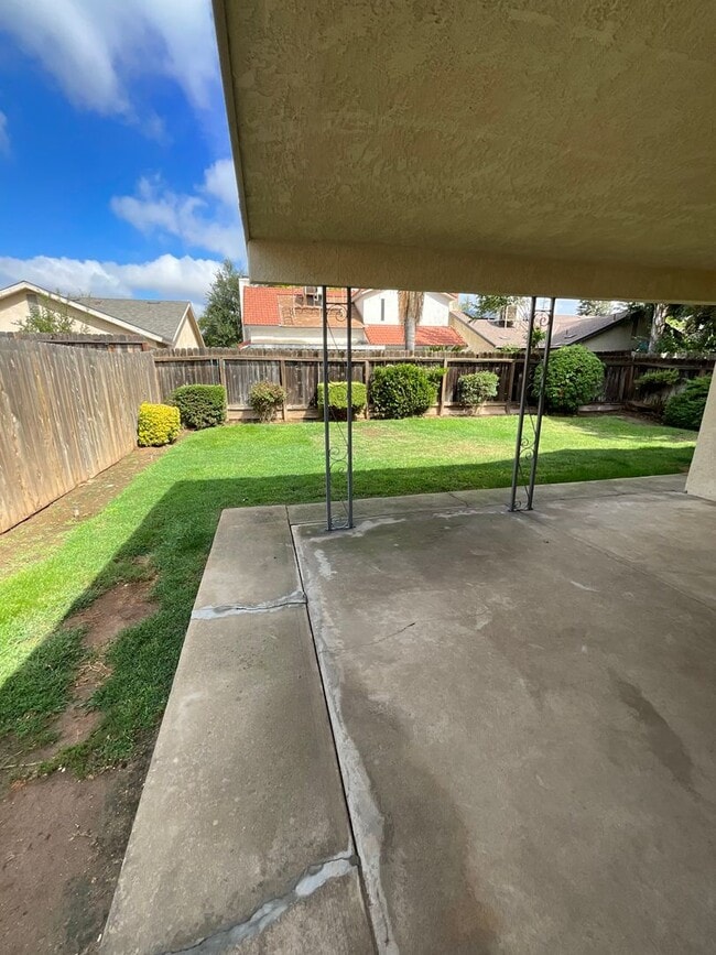 Building Photo - Charming home nestled in desirable Northea...