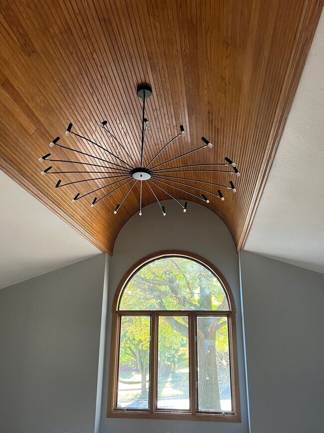 Building Photo - 5 bedroom/3 bath w/mother in law style qua...