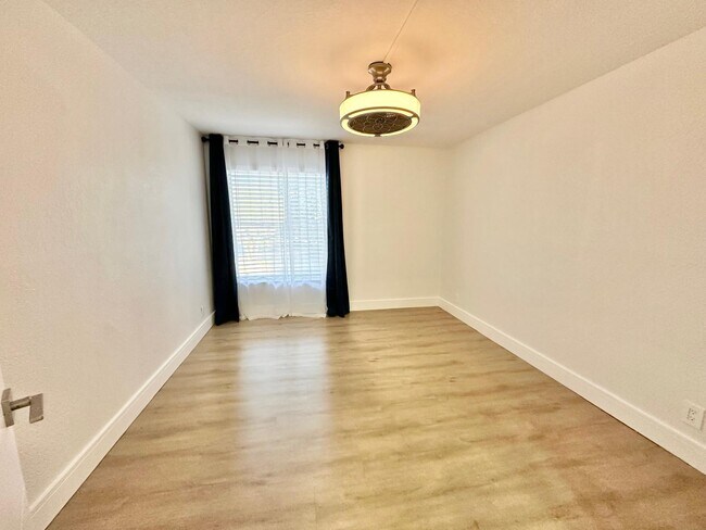 Building Photo - 470 NW 20th St