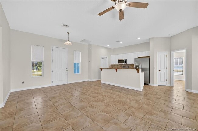 Building Photo - 1855 17th Ave SW