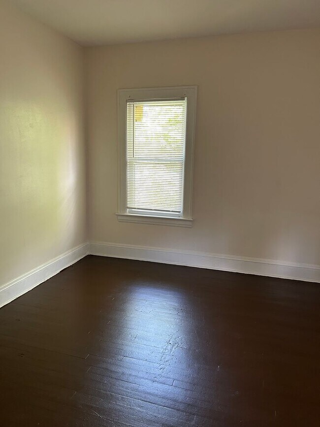 Building Photo - Spacious 3-Bedroom, 2-Bath First Floor  Ap...