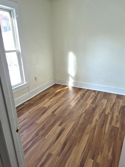 Building Photo - 225 1/2 W 18th St