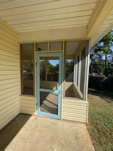 Building Photo - This spacious 3-bedroom, 2-bathroom home j...