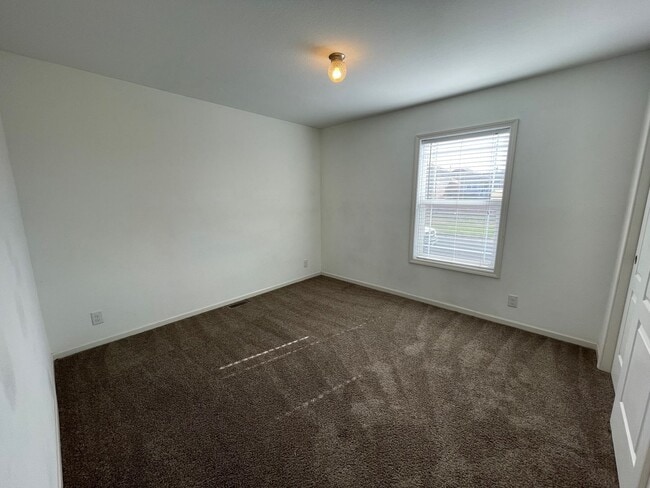 Building Photo - PRICE REDUCED + $1000 OFF FIRST MONTHS RENT = A DEAL YOU CAN'T PASS UP!