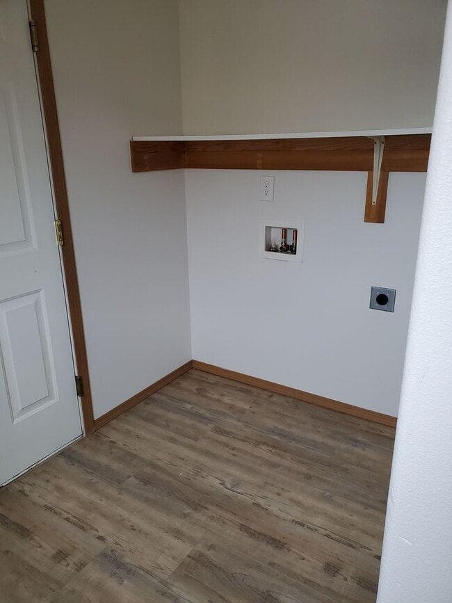 Building Photo - August Rent FREE - 4 Bedroom / Triple Car Garage