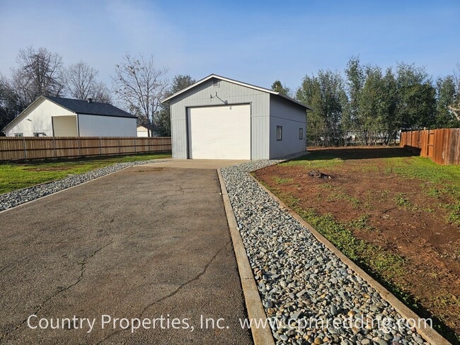 Building Photo - House with Huge Shop in the Heart of Redding Available Now!