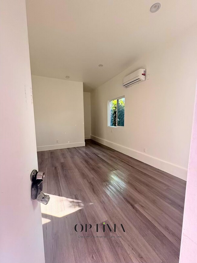 Building Photo - Private Studio Home in Lake Balboa