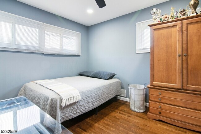 Building Photo - 237 Perry St