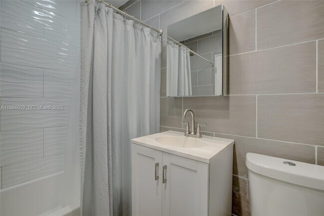 Building Photo - 2601 NE 11th Ct