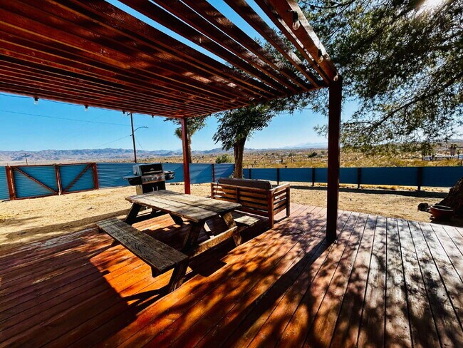 Building Photo - Gorgeous Home Surrounded by Panoramic Views