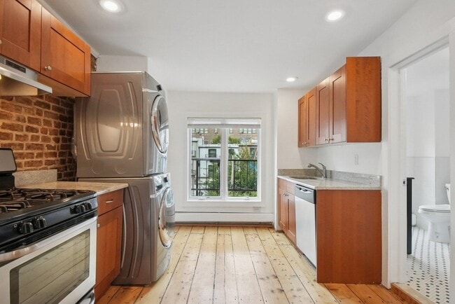 Building Photo - 224 8th St