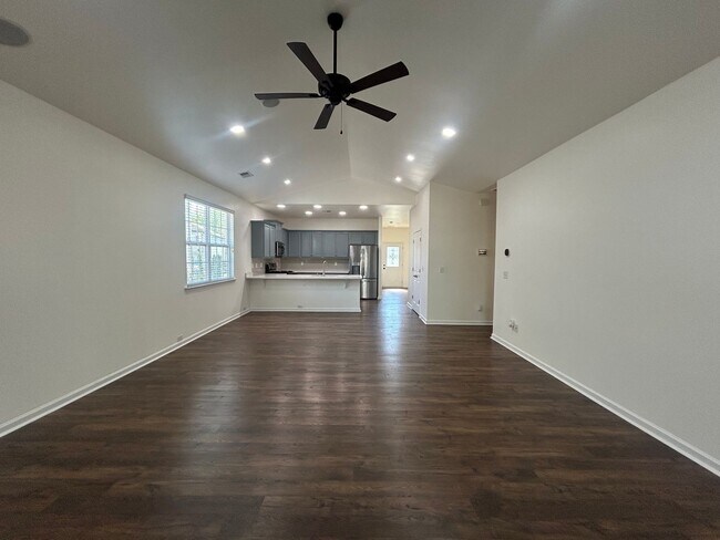 Building Photo - Bright and Spacious 3/2 Available Now!