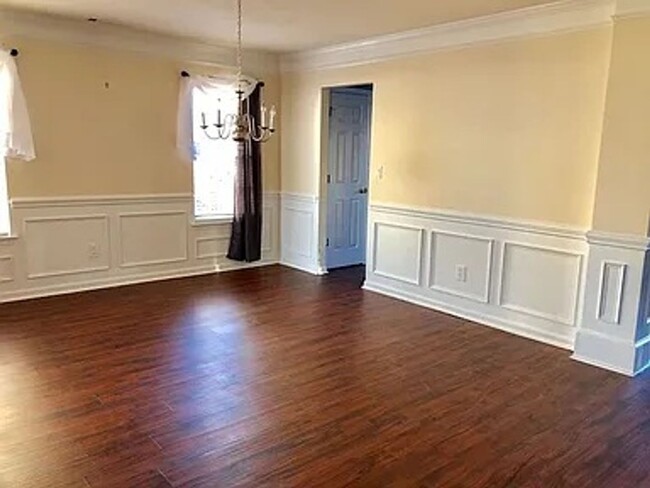Building Photo - Stunning 4 bed / 2.5 bath home located in ...