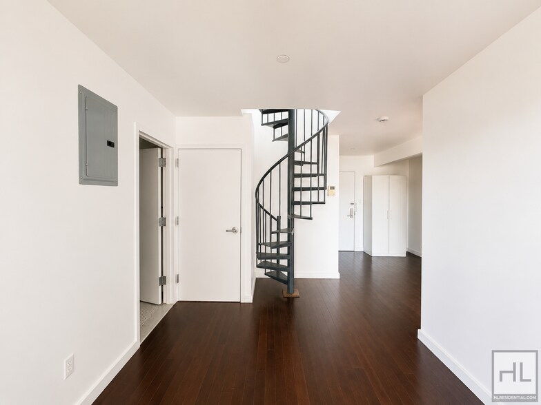 Building Photo - Bushwick 2-Bed 1-Bath / Outdoor Space