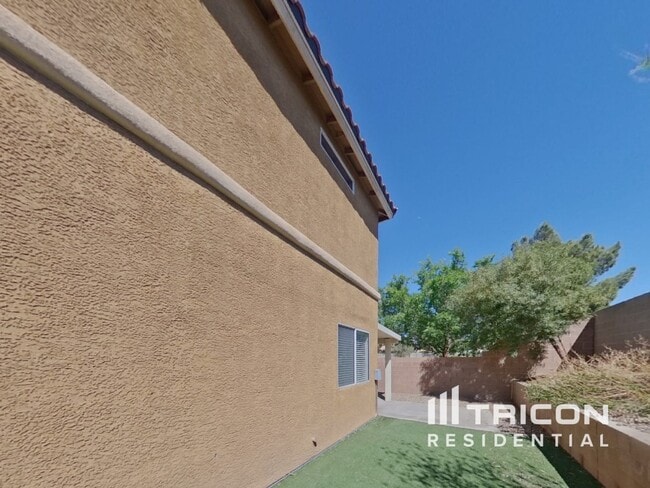 Building Photo - 993 Medina De Leon Ave