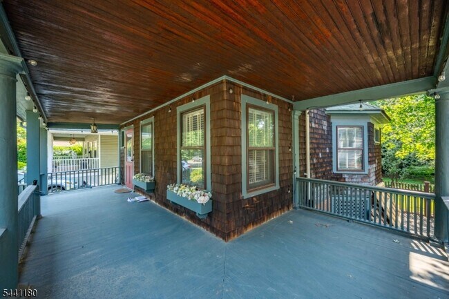 Building Photo - 42 Gates Ave