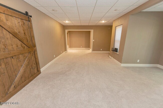 Building Photo - 2709 Summit Dr