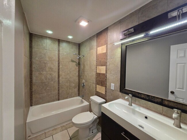 Building Photo - Arlington Townhome - 3 Bedroom 2.5 Bath