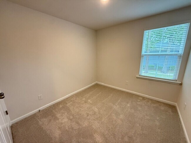 Building Photo - 3 Bedroom 2.5 Bathroom Townhouse in Windward Village - Summerville