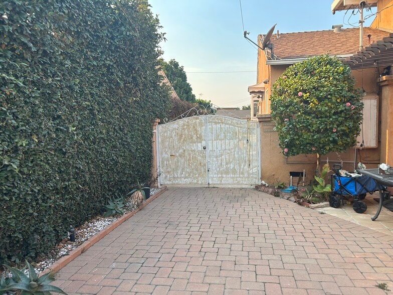 private gate - 6008 Damask Ave