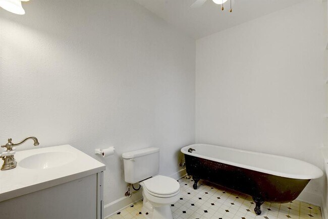 Building Photo - 304 Olive St