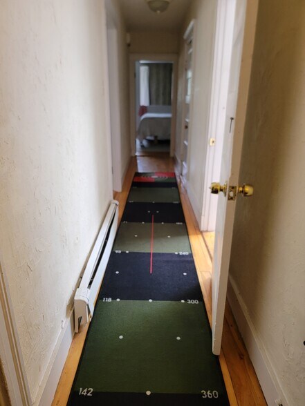 Hallway between third floor bedrooms - 90 North St