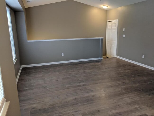 Building Photo - Clean 2 Bedroom Upper Condo w/ Updated Flo...