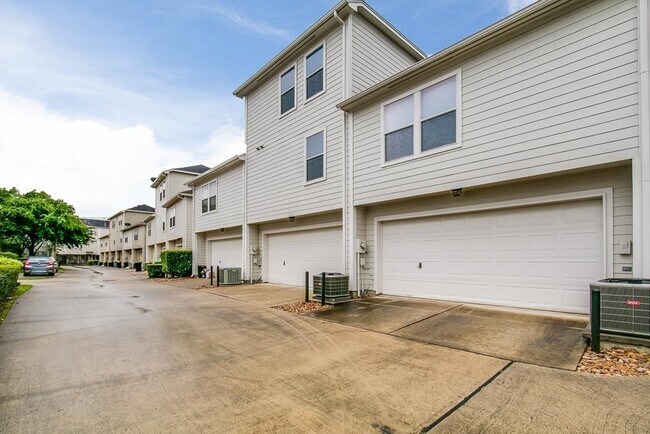 Building Photo - 914 W Heights Hollow Ln