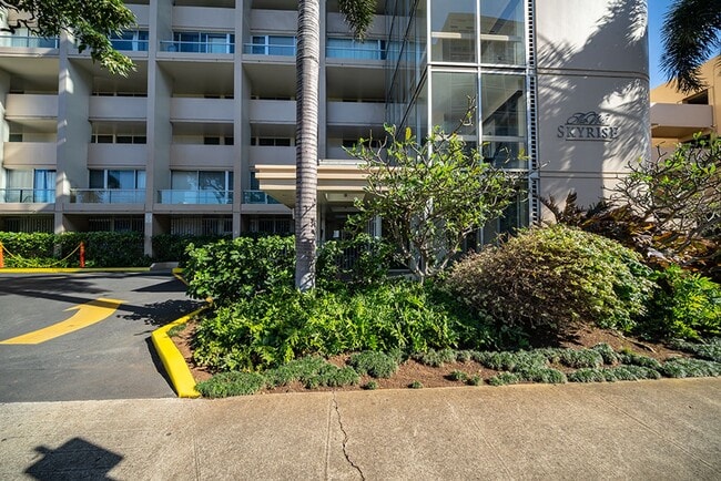 Building Photo - Clean 1BR/1BA/1PKG in Ala Wai Plaza Skyrise.