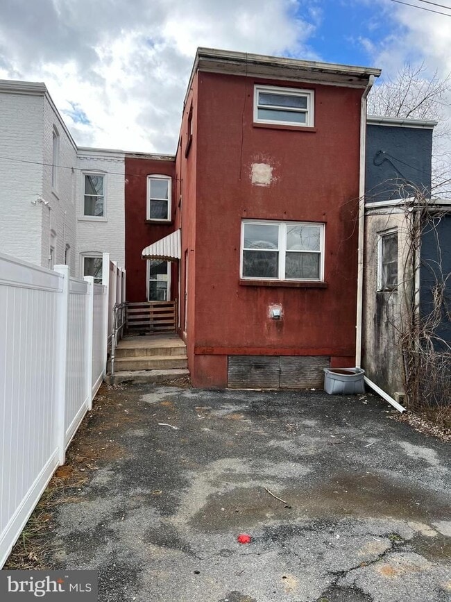 Building Photo - 3 Bedroom Home Near Downtown Lancaster