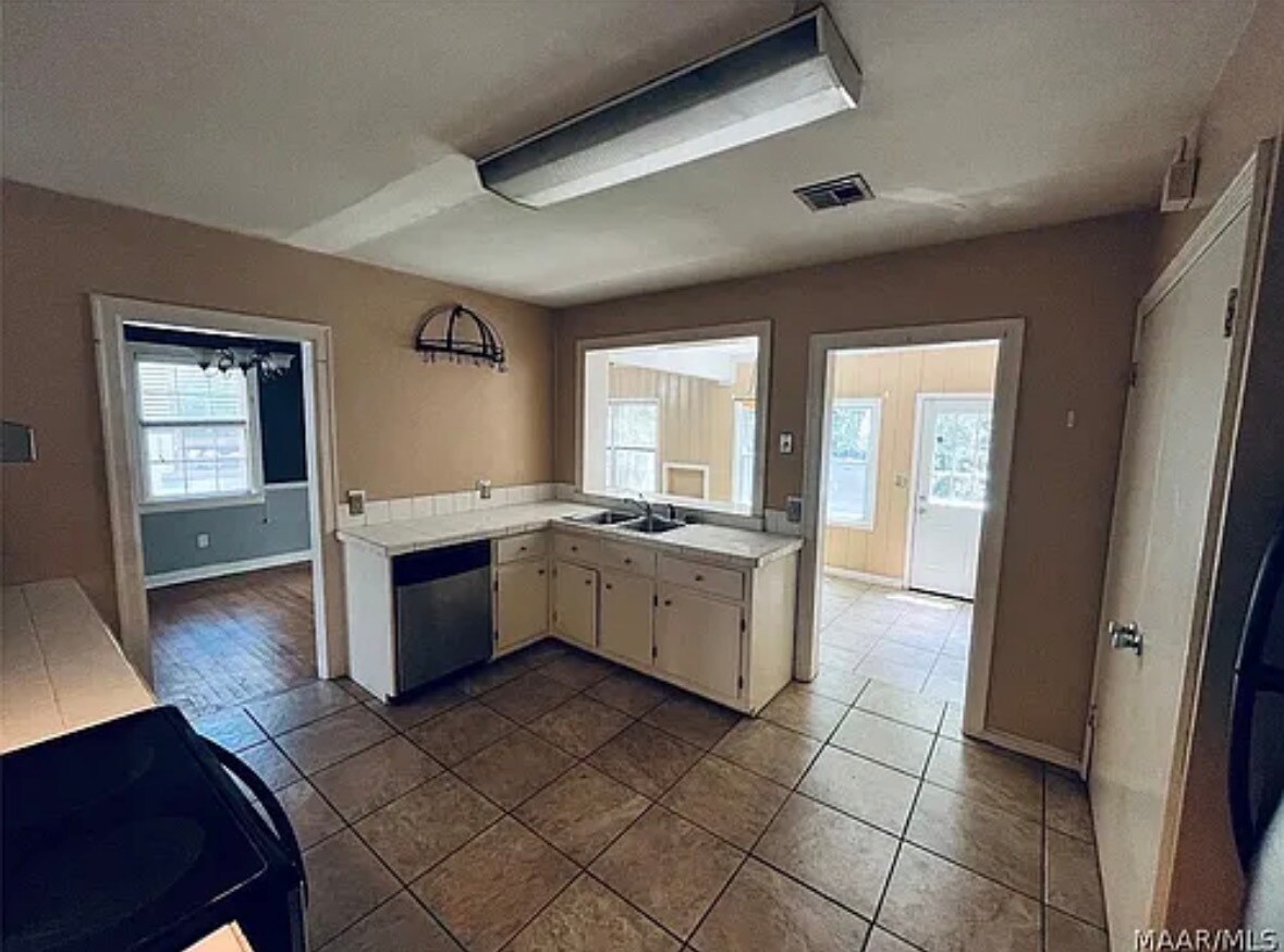 Building Photo - 2069 Gorgas St