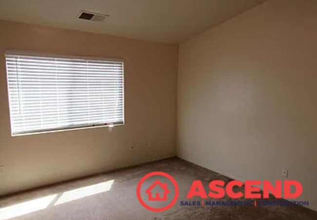 Building Photo - Large Two Story Home Near Golden Valley Hi...