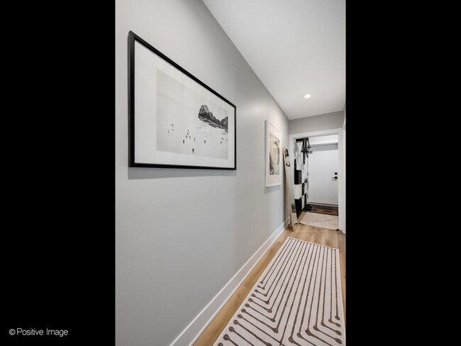 Building Photo - 833 N Hoyne Ave