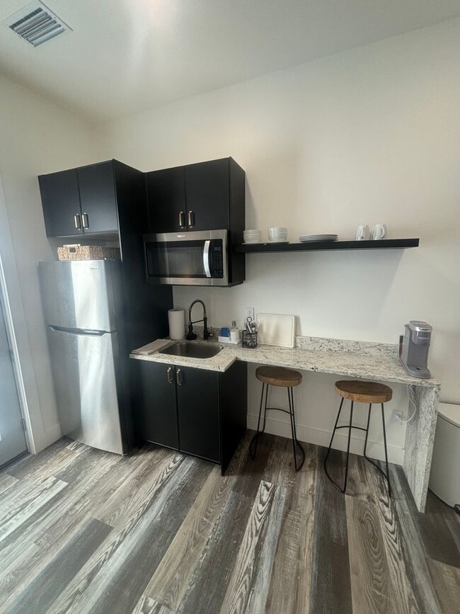 Building Photo - 1Bd/1Ba in the HEART of Midtown! FULLY FURNISHED! Perfect for travelling Nurses or Students!