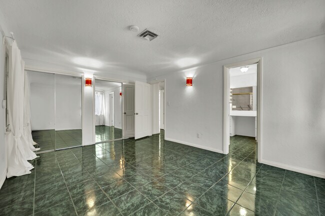 Building Photo - 1250 Shadow Ln