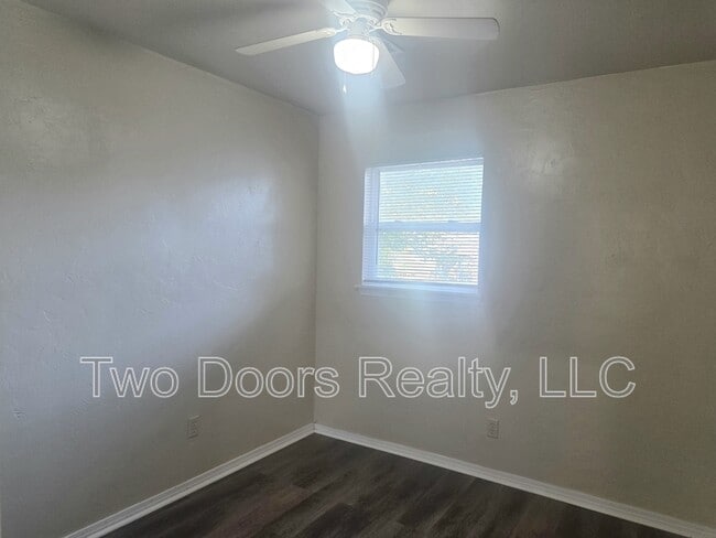 Building Photo - 405 Armstrong St