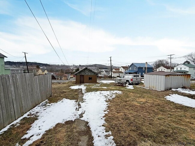 Building Photo - 512 Graham Ave