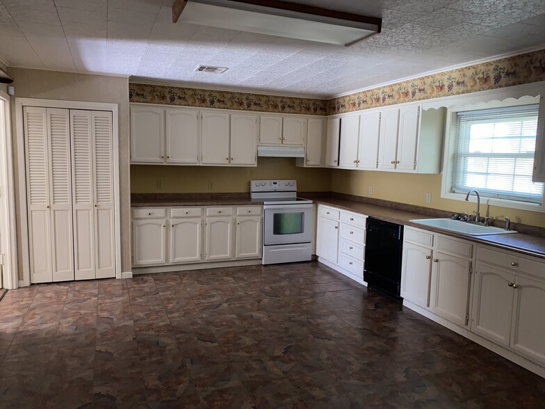 Kitchen with pantry - 606 Comfort Ln