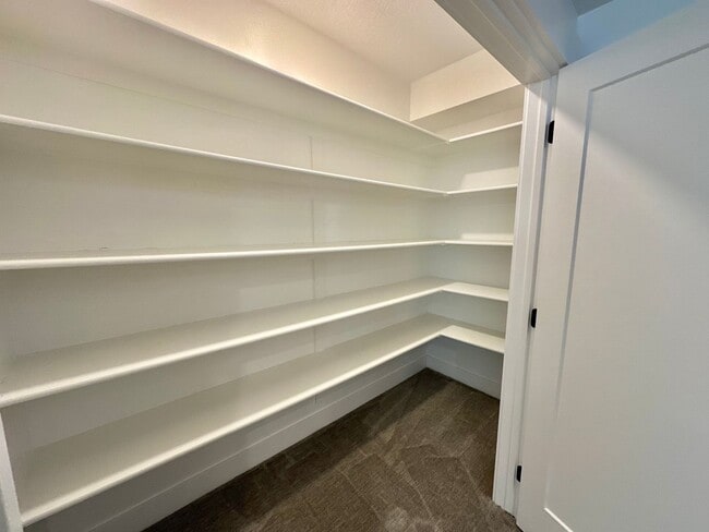 Building Photo - Gorgeous 5 Bed 3.5 Bath Home at Daybreak I...