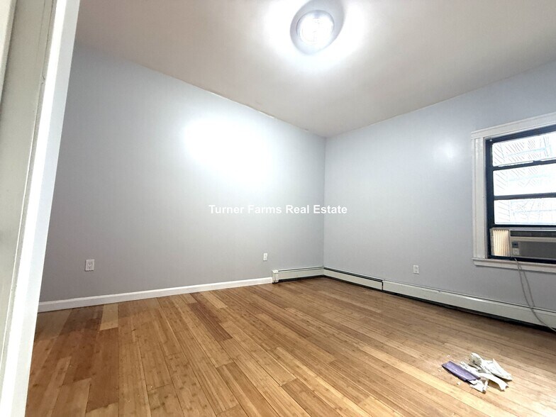 Building Photo - 147 Meridian St