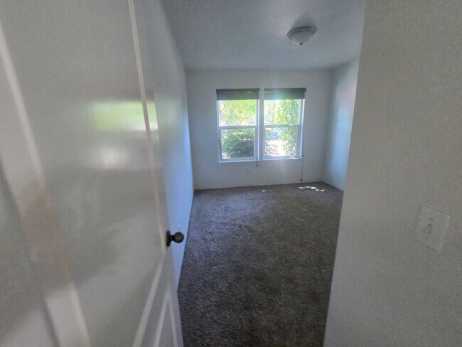 Building Photo - 3 bed 2 bath  Home for Rent in Grants Pass