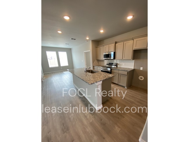 Building Photo - 3 bed 2 bath Open Concept