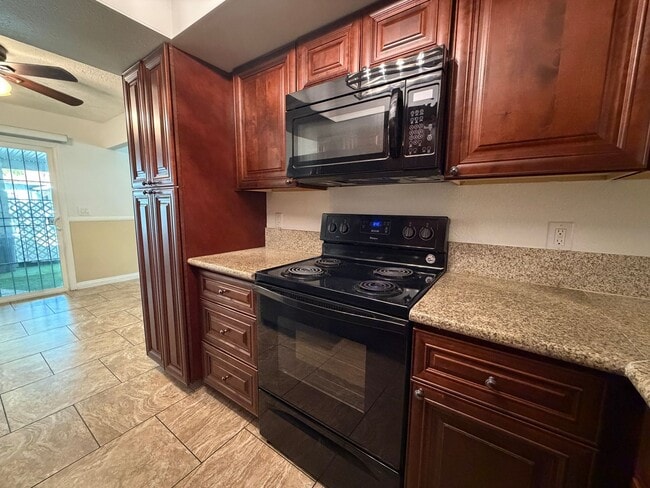 Building Photo - 1133 Willow Tree Dr
