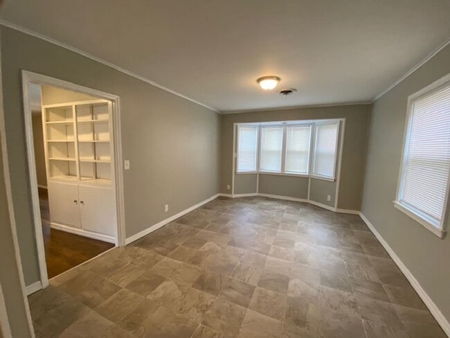 Building Photo - 3 Bed, 2 Bath Corner Lot in Tulsa!