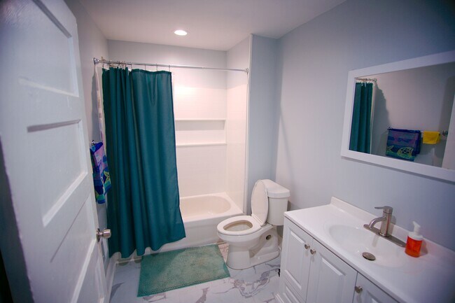 Building Photo - 222 Kenilworth St