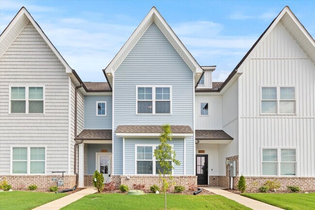 Building Photo - Fully Furnished and Move-In Ready! Flexible Lease Options Available!