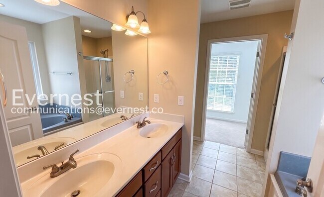 Building Photo - 4 Bed, 3 Bath Home with Garage / Pet-Friendly / Available Now!