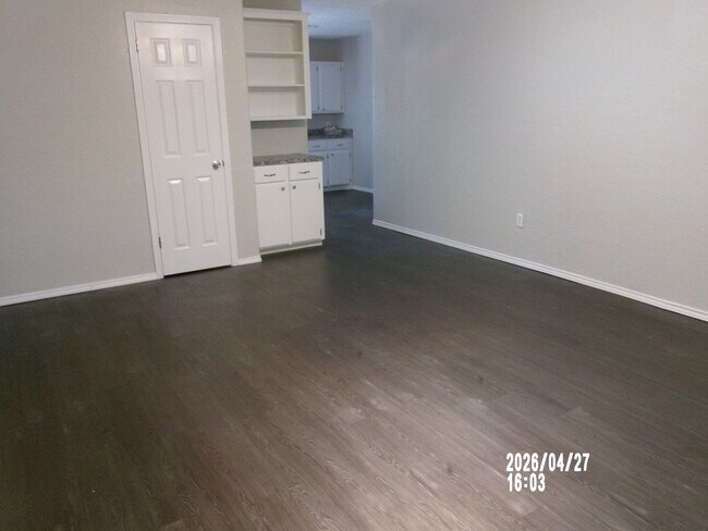 Building Photo - 106 N Elk Dr